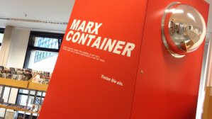 Marxcontainer in der Stadtbibliothek