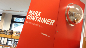 Marxcontainer in der Stadtbibliothek