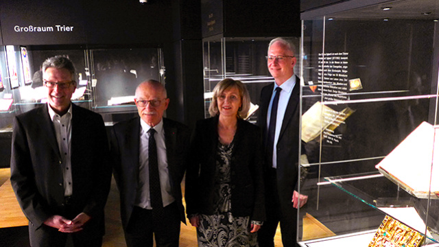 Von links nach rechts: Prof. Dr. Michael Embach, Leiter der Stadtbibliothek und Stadtarchiv, Herr Oberbürgermeister Dominique Gros (Metz), Frau Oberbürgermeisterin Charlotte Britz (Saarbrücken), Wolfram Leibe - Oberbürgermeister der Stadt Trier (Trier)