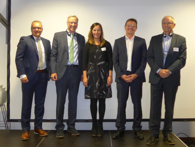 V.l.n.r.: Arndt Müller (Stadtwerke Trier), Dr. Thomas Griese (Staatssekretär im Umweltministerium Rheinland-Pfalz), Florence Jacquey (Geschäftsführerin des Sekretariats des Gipfels der Großregion), Norbert Kuhn (Präsident der Hochschule Trier) und Werner Spaniol (ARGE Solar, Saarland)