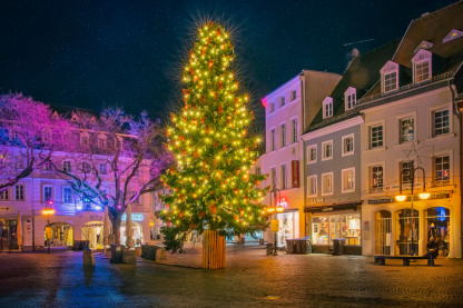 Erleuchteter Weihnachtsbaum auf dem St. Johanner Markt