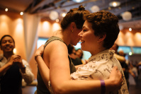 Zwei Frauen tanzen und lachen