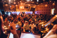 Eine große Gruppe tanzt eine Choreographie