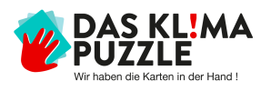 Logo mit drei überlappenden Karten, einer roten Hand-Silhouette und dem Text „DAS KLIMA PUZZLE. Wir haben die Karten in der Hand!“ auf Deutsch.